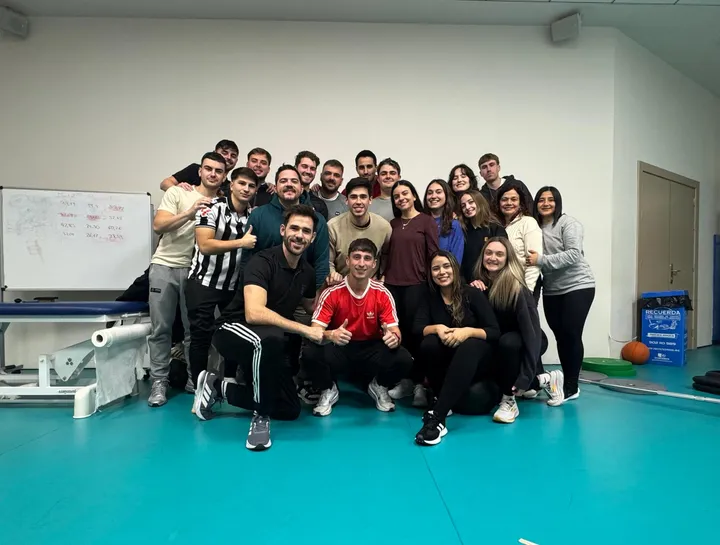 Grupo de participantes en una formación práctica de fisioterapia