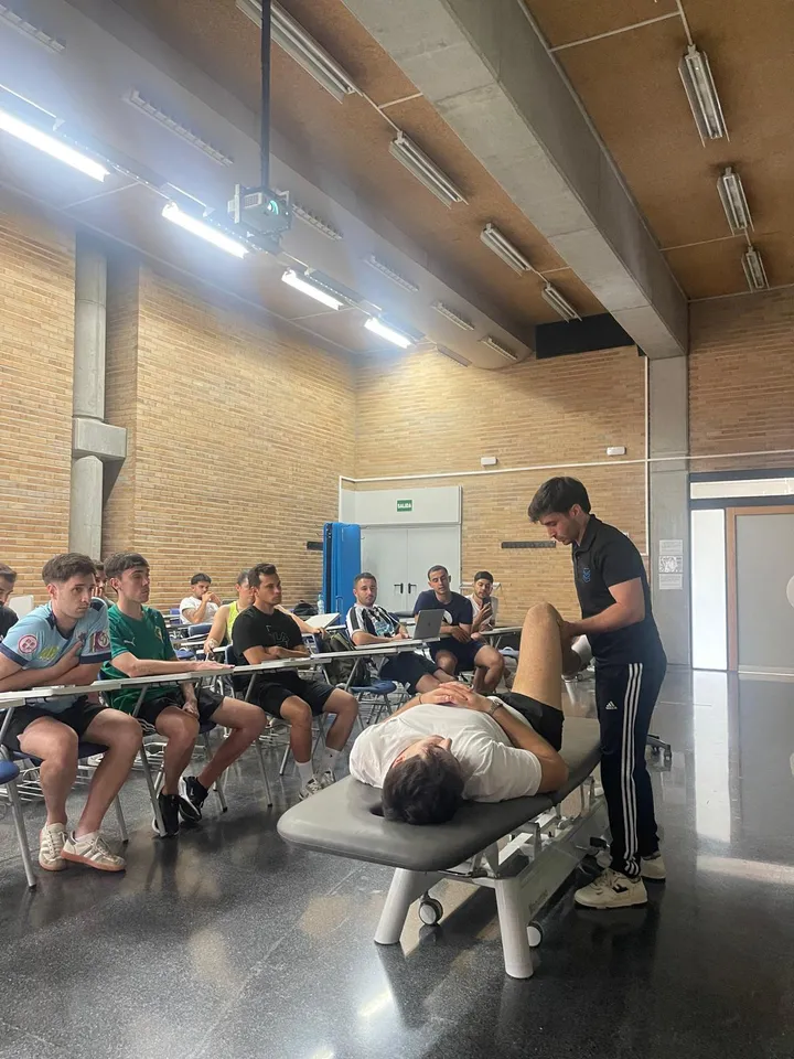 Demostración práctica de valoración de rodilla ante los alumnos