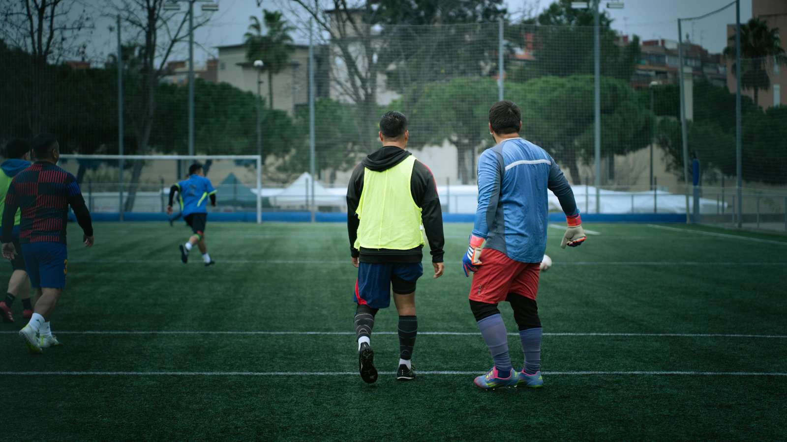 Jugadores de fútbol entrenando sobre el campo
